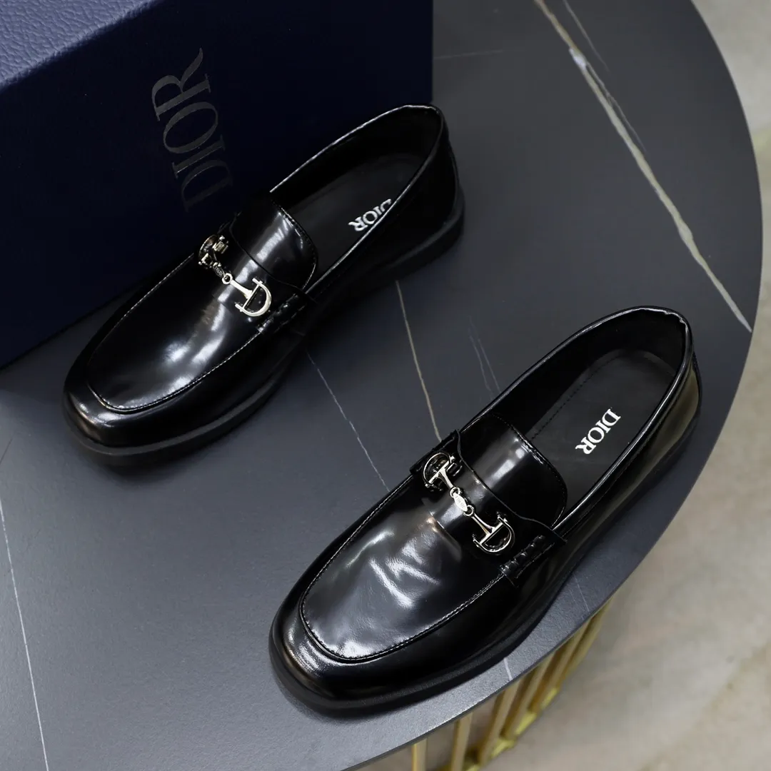 Ex-factory price: 540🙅‍♂️🙅‍♂️🙅‍♂️ Brand: Dior DIOR Standard code: Men's code 38/44 (45 can be customized) Grade: Same as the official website Material: Original cowhide stitching, cowhide lining, original TPU wear-resistant soft outsole Style categories: Leisure and sports version, footwear for driving, young fashion, European and American trends, British style Color: actual picture color
